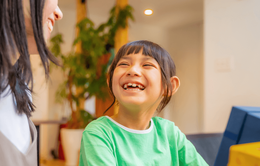 大切な人と会話を交わしながら宝箱を囲む場面