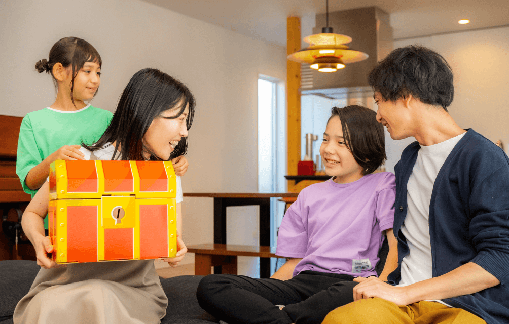 家族が宝箱を囲み、一緒に開ける時間を楽しむ様子